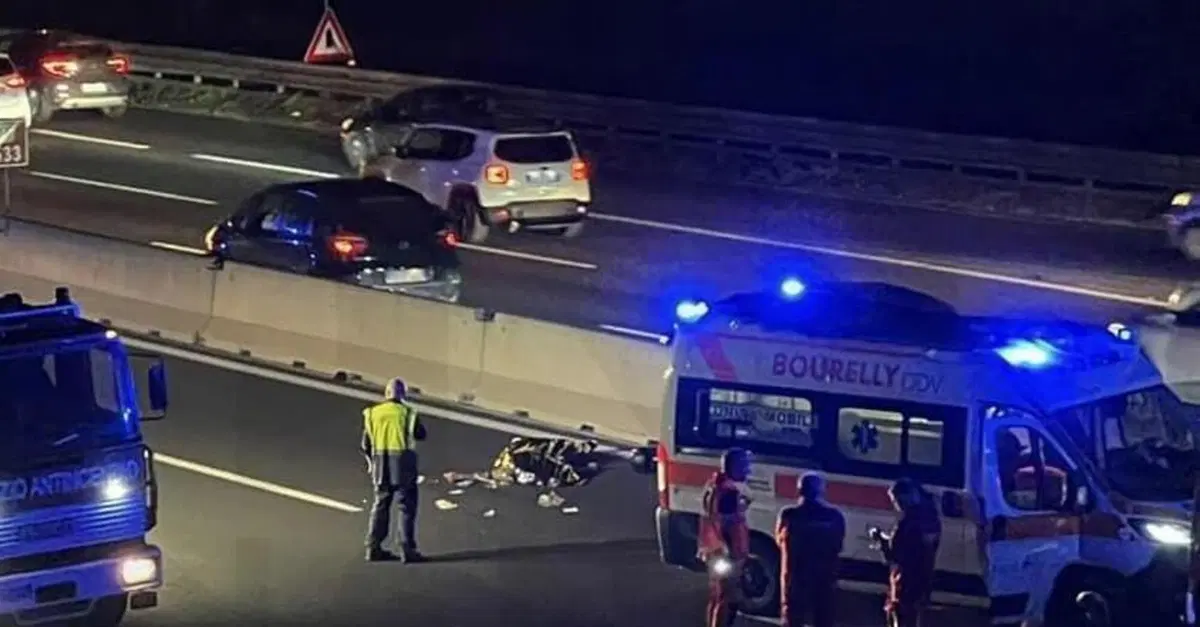 Pedone attraversa l'autostrada A1, motociclista perde la vita