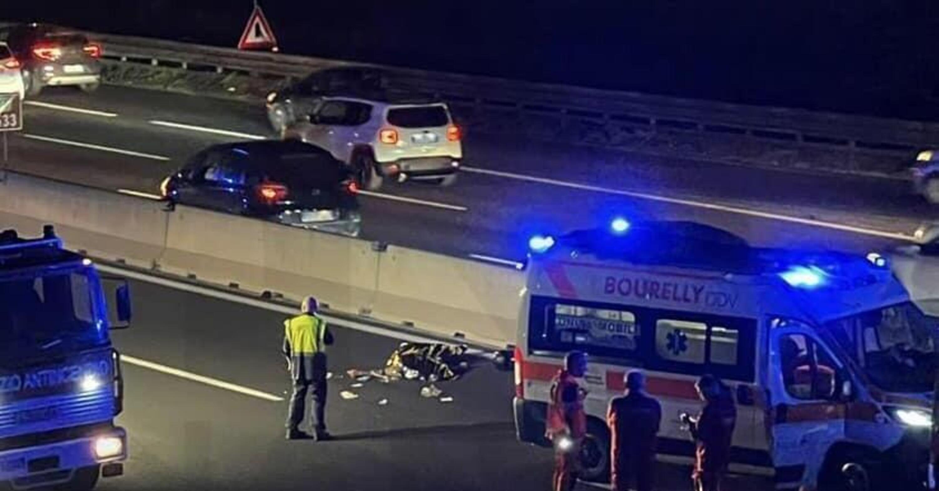 Pedone attraversa l&#039;autostrada A1, motociclista perde la vita