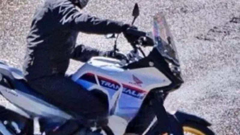 Honda Transalp 750: c'&egrave; qualche dettaglio in pi&ugrave;