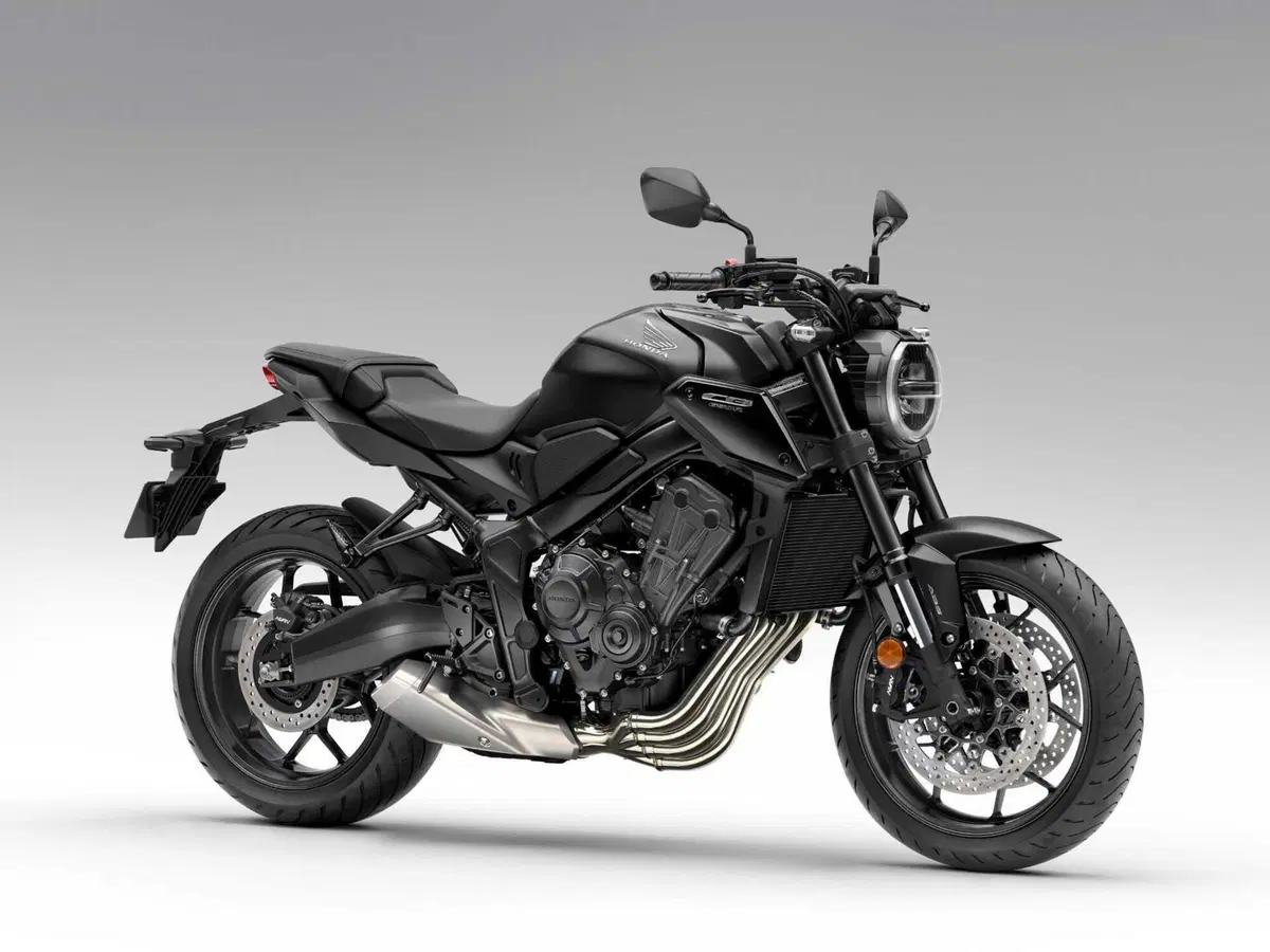 Si rinnova la Honda CB650R 2023, la sola media a 4 cilindri (3)