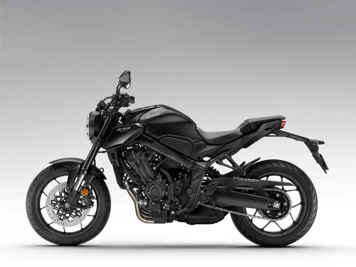 Si rinnova la Honda CB650R 2023, la sola media a 4 cilindri (5)