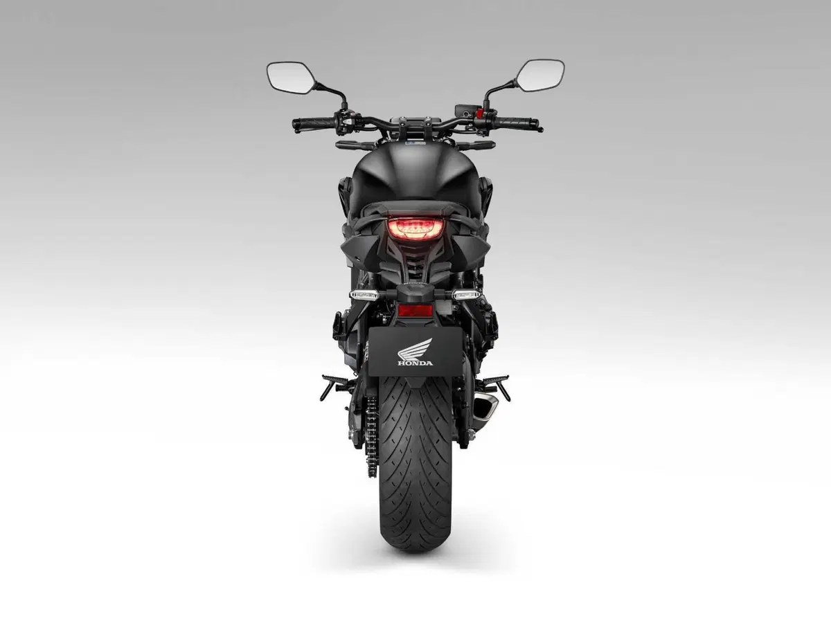 Si rinnova la Honda CB650R 2023, la sola media a 4 cilindri (7)
