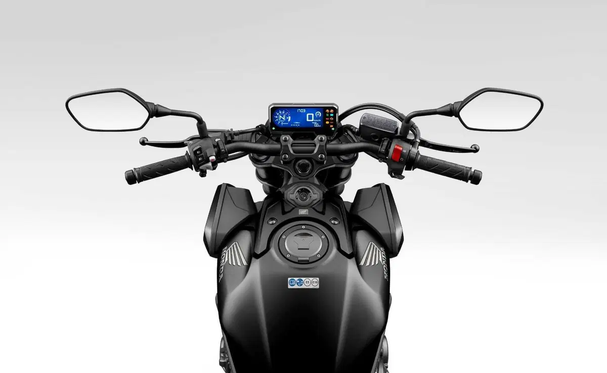 Si rinnova la Honda CB650R 2023, la sola media a 4 cilindri (8)