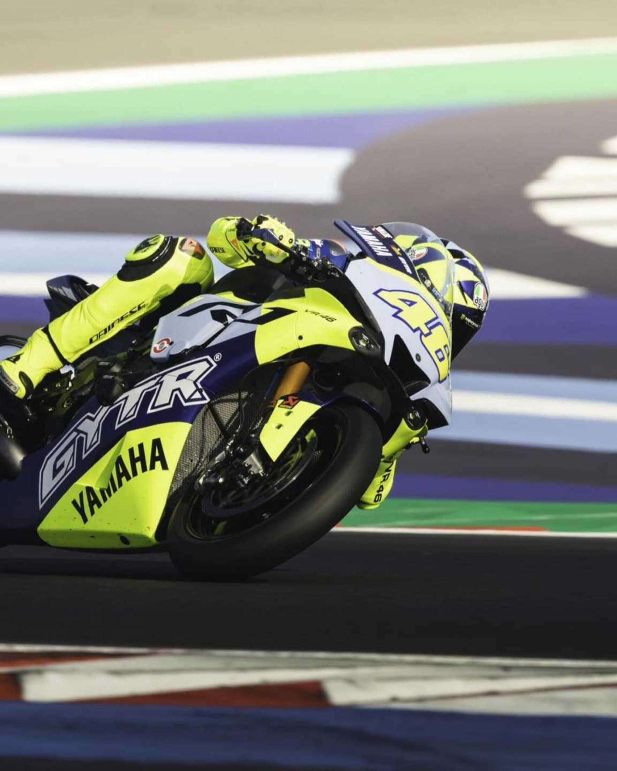 MotoGP 2022. Valentino Rossi gira con la R1 e la nuova tuta, poi va a ...