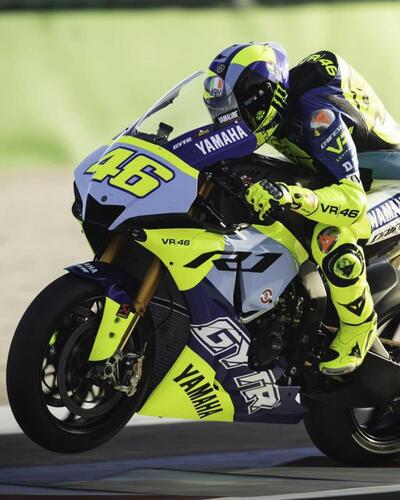 MotoGP 2022. Valentino Rossi gira con la R1 e la nuova tuta, poi va a Valencia per Pecco Bagnaia? [GALLERY] (2)