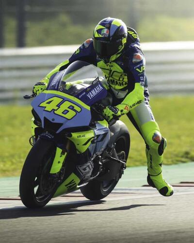 MotoGP 2022. Valentino Rossi gira con la R1 e la nuova tuta, poi va a Valencia per Pecco Bagnaia? [GALLERY] (7)