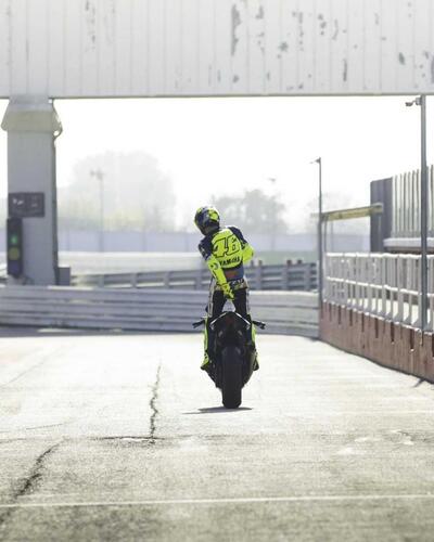 MotoGP 2022. Valentino Rossi gira con la R1 e la nuova tuta, poi va a Valencia per Pecco Bagnaia? [GALLERY] (9)