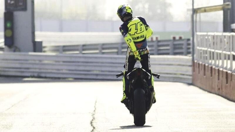 MotoGP 2022. Valentino Rossi gira con la R1 e la nuova tuta, poi va a Valencia per Pecco Bagnaia? [GALLERY]