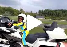 Un bambino di 3 anni guida una Honda Goldwing: lo aspetta suo papà, un cinque volte campione del mondo... [VIDEO VIRALE]