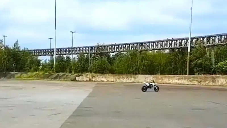 Questa &egrave; bella e non ha bisogno di tante spiegazioni: la moto boomerang! [VIDEO VIRALE]