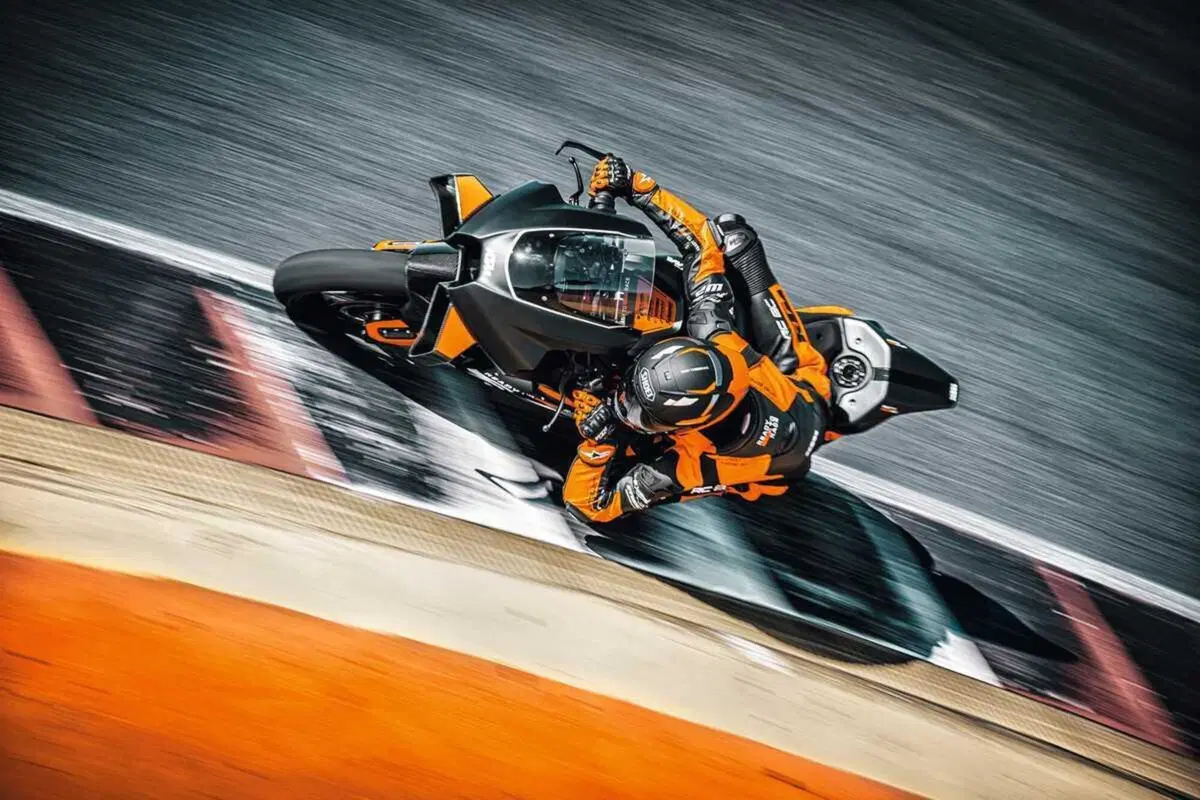 KTM RC 8C 2023: sale a 135 cavalli e scende a 142 kg... [GALLERY] (8)