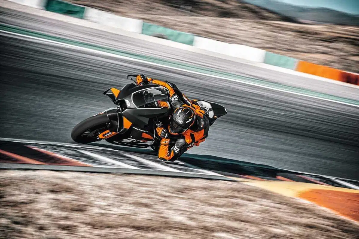 KTM RC 8C 2023: sale a 135 cavalli e scende a 142 kg... [GALLERY] (10)