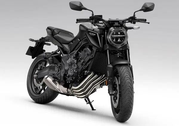 Si rinnova la Honda CB650R 2023, la sola media a 4 cilindri