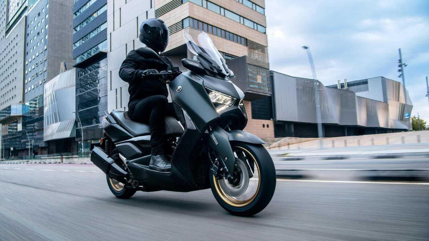 Nuovi Yamaha XMAX 2023, estetica più sportiva e connettività