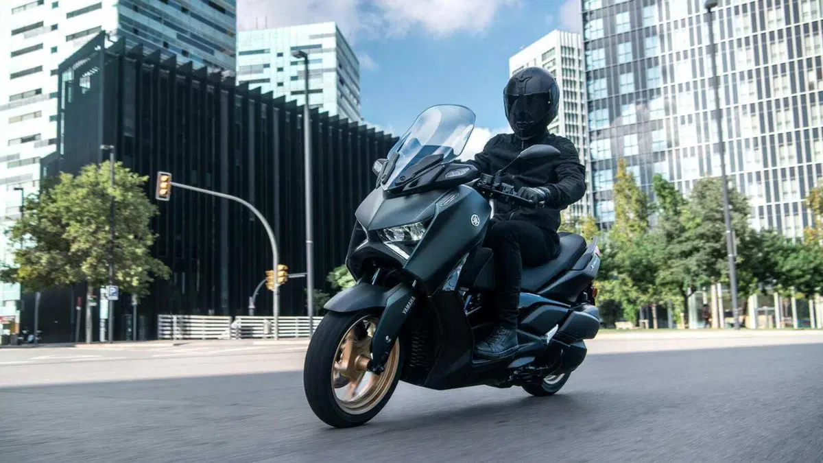 Nuovi Yamaha XMAX 2023, estetica più sportiva e connettività (13)