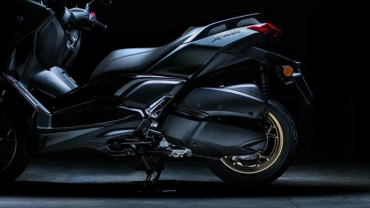 Nuovi Yamaha XMAX 2023, estetica più sportiva e connettività (23)