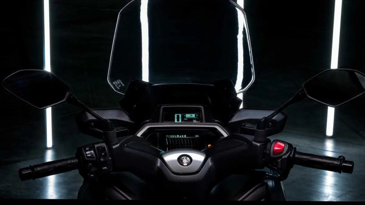 Nuovi Yamaha XMAX 2023, estetica più sportiva e connettività (26)