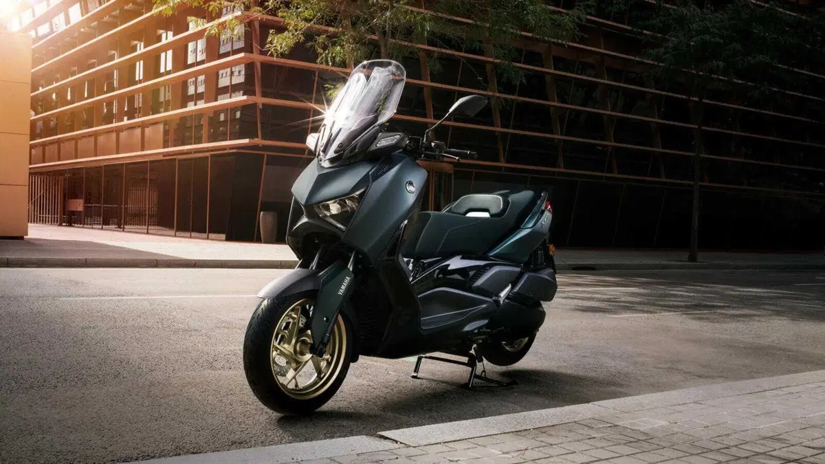 Nuovi Yamaha XMAX 2023, estetica più sportiva e connettività (30)