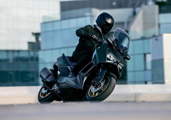 Nuovi Yamaha XMAX 2023, estetica più sportiva e connettività