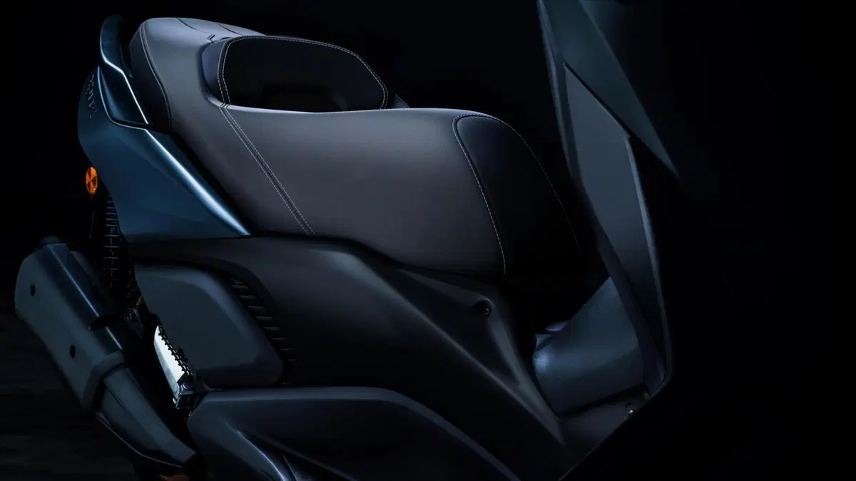 Nuovi Yamaha XMAX 2023, estetica più sportiva e connettività (7)