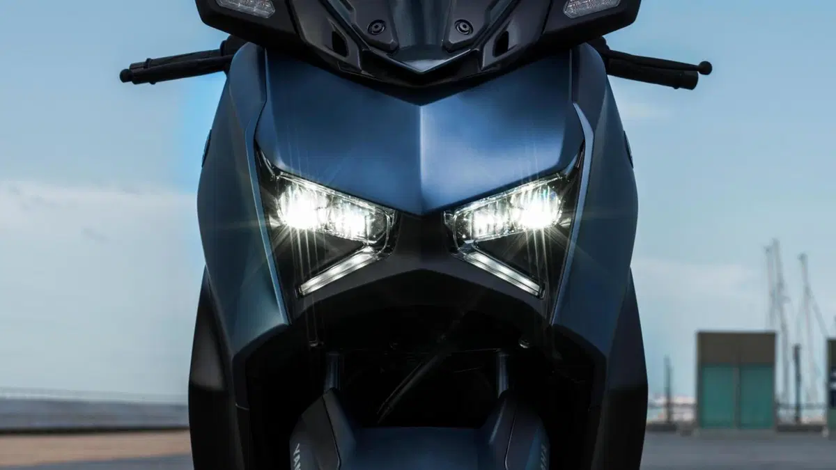 Nuovi Yamaha XMAX 2023, estetica più sportiva e connettività (8)
