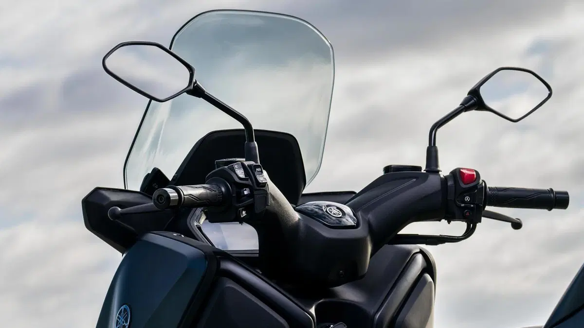 Nuovi Yamaha XMAX 2023, estetica più sportiva e connettività (9)
