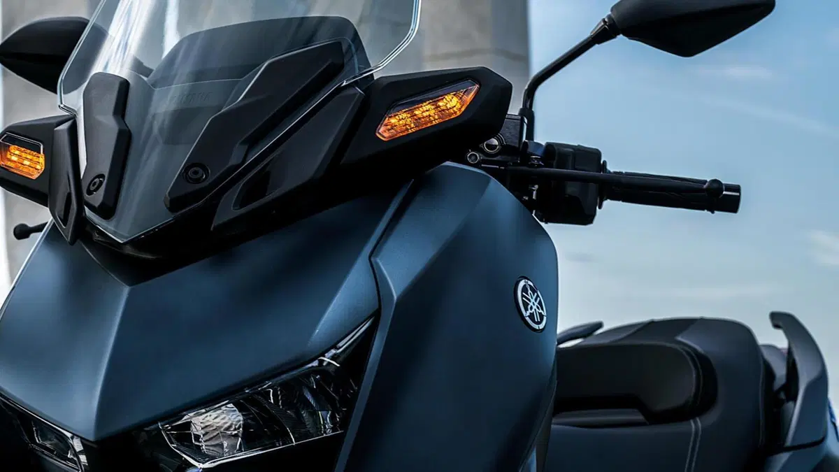 Nuovi Yamaha XMAX 2023, estetica più sportiva e connettività (13)