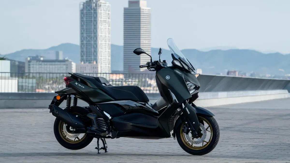 Nuovi Yamaha XMAX 2023, estetica più sportiva e connettività (6)