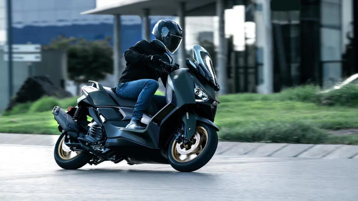 Nuovi Yamaha XMAX 2023, estetica più sportiva e connettività (16)