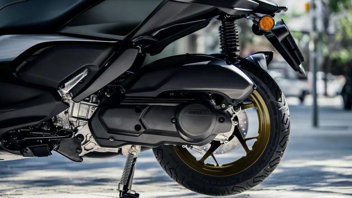 Nuovi Yamaha XMAX 2023, estetica più sportiva e connettività (17)
