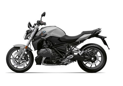 La BMW R1250R del 2023 si arricchisce così nella dotazione di serie (6)