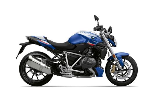 La BMW R1250R del 2023 si arricchisce così nella dotazione di serie