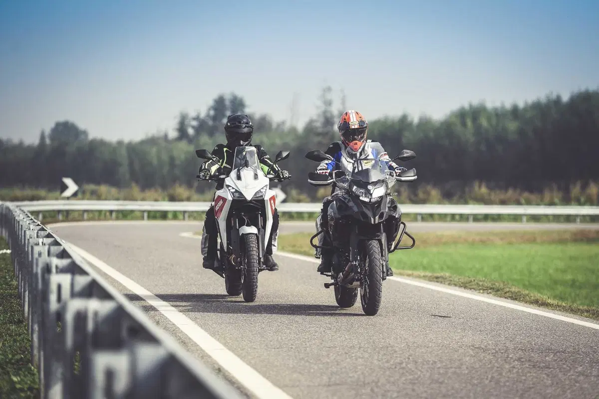 Benelli TRK 502X VS Moto Morini X-CAPE 650: velocità massima, accelerazione, pro e contro, consumi! (12)