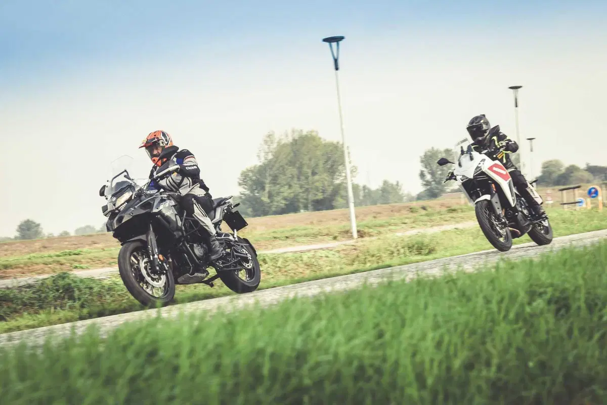 Benelli TRK 502X VS Moto Morini X-CAPE 650: velocità massima, accelerazione, pro e contro, consumi! (20)