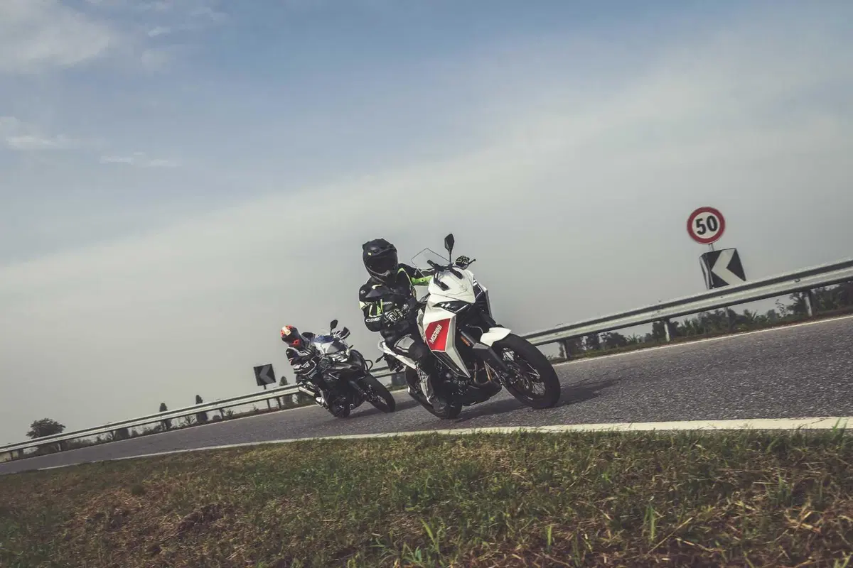 Benelli TRK 502X VS Moto Morini X-CAPE 650: velocità massima, accelerazione, pro e contro, consumi! (22)