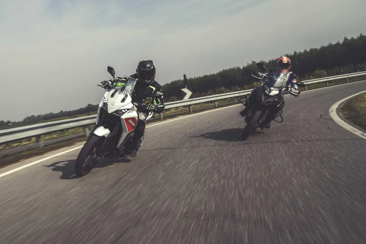 Benelli TRK 502X VS Moto Morini X-CAPE 650: velocità massima, accelerazione, pro e contro, consumi! (24)