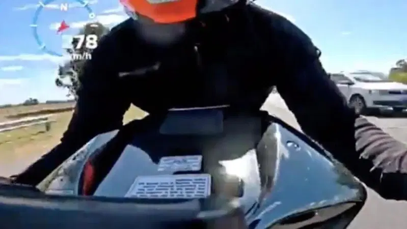 In moto a 300 all'ora in autostrada per scappare dai rapinatori