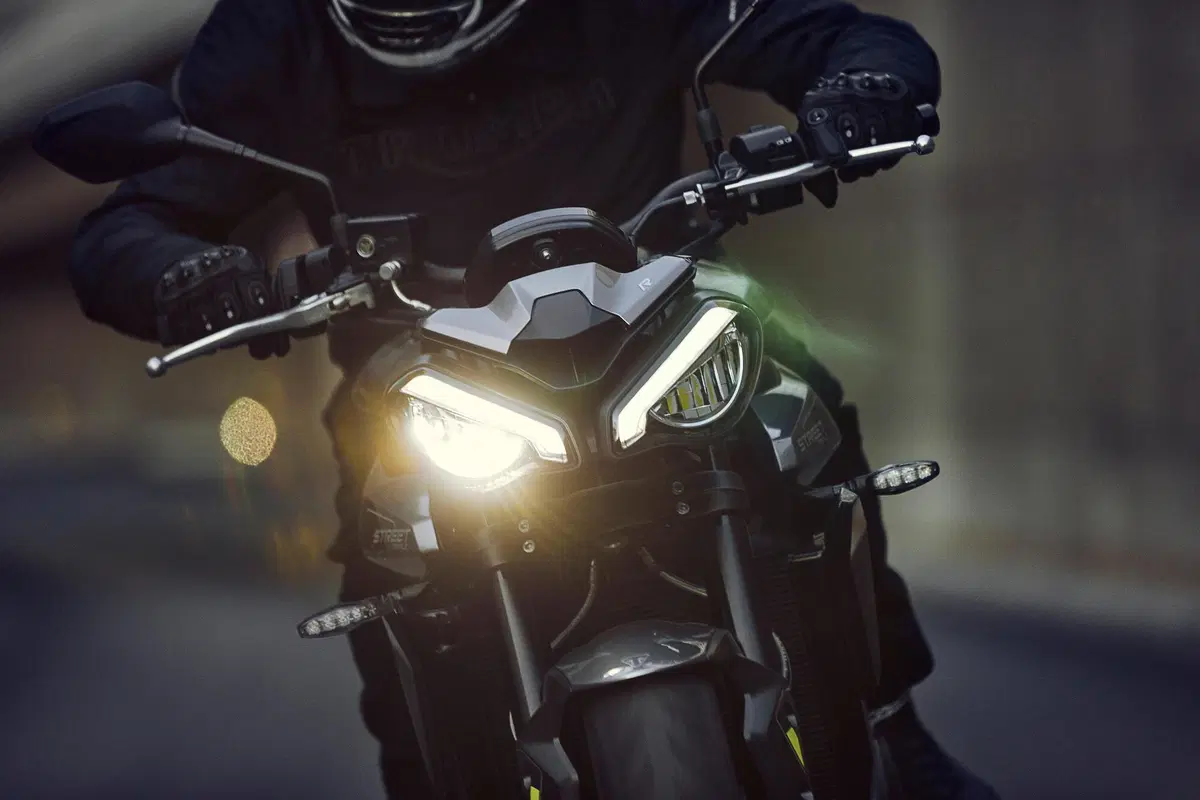 Triumph Street Triple 765 R 2023 (17)