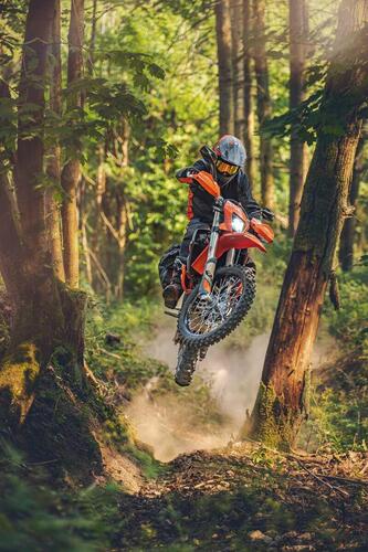 KTM aggiorna al m.y. 2023 le LC4 690 Enduro R e 690 SMC R (2)