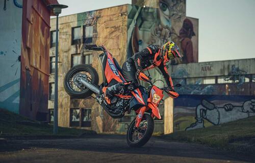 KTM aggiorna al m.y. 2023 le LC4 690 Enduro R e 690 SMC R (7)