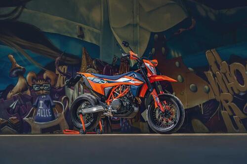 KTM aggiorna al m.y. 2023 le LC4 690 Enduro R e 690 SMC R (8)