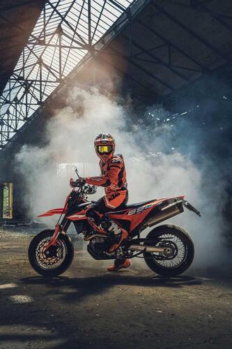 KTM aggiorna al m.y. 2023 le LC4 690 Enduro R e 690 SMC R (9)