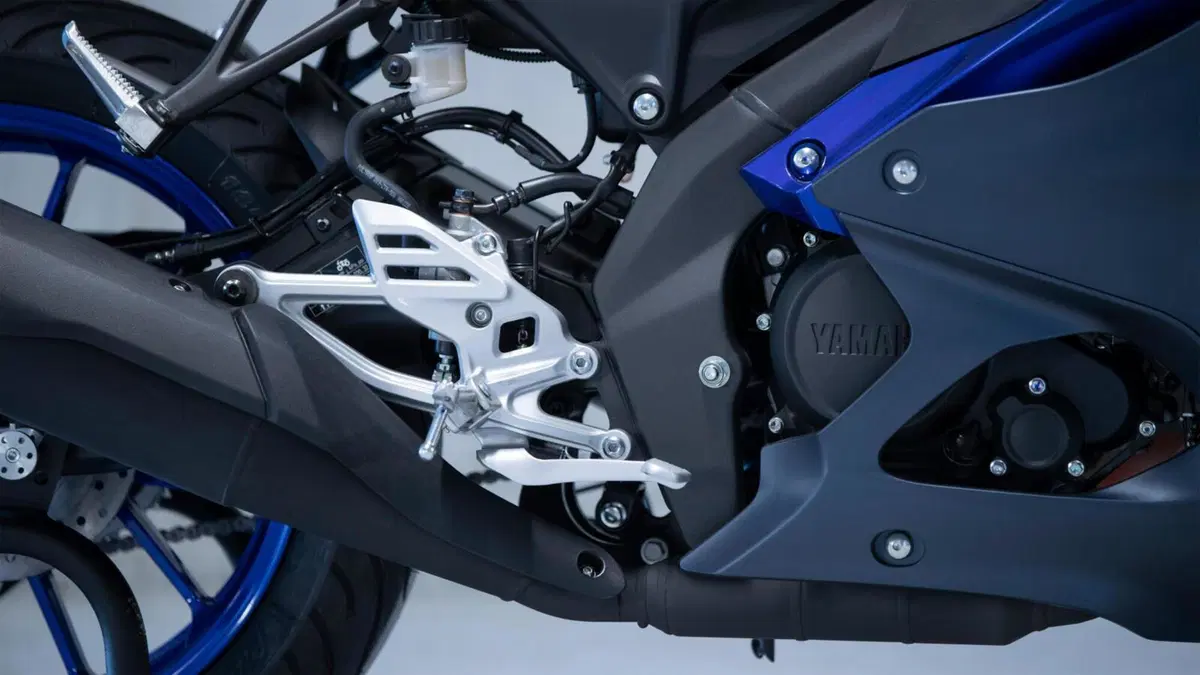 Yamaha R125 2023: ancora più sportiva (4)