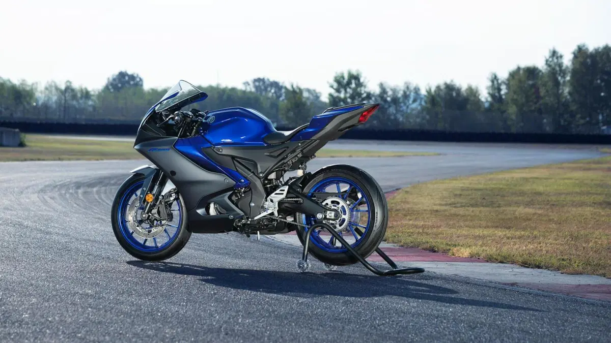 Yamaha R125 2023: ancora più sportiva (3)