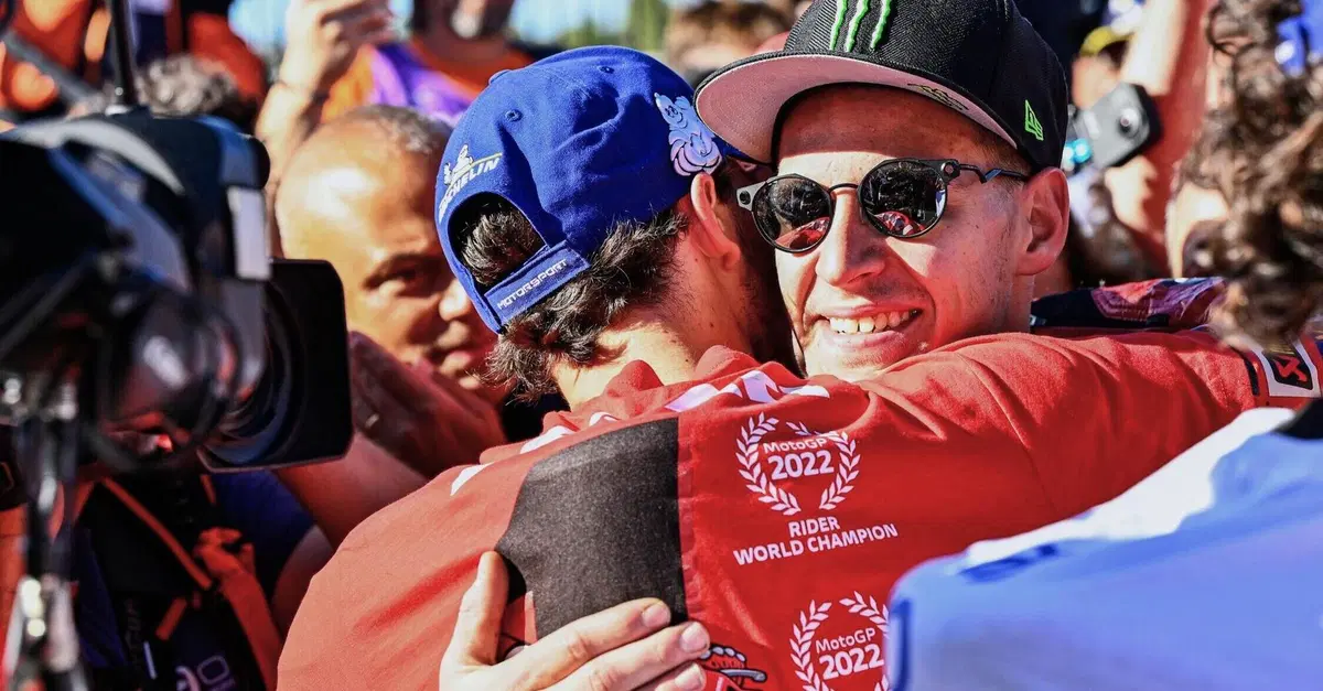 MotoGP 2022. GP di Valencia. Pecco Bagnaia e Fabio Quartararo commentano insieme il titolo dell'italiano