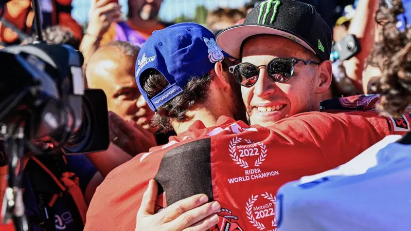 MotoGP 2022. GP di Valencia. Pecco Bagnaia e Fabio Quartararo commentano insieme il titolo dell'italiano
