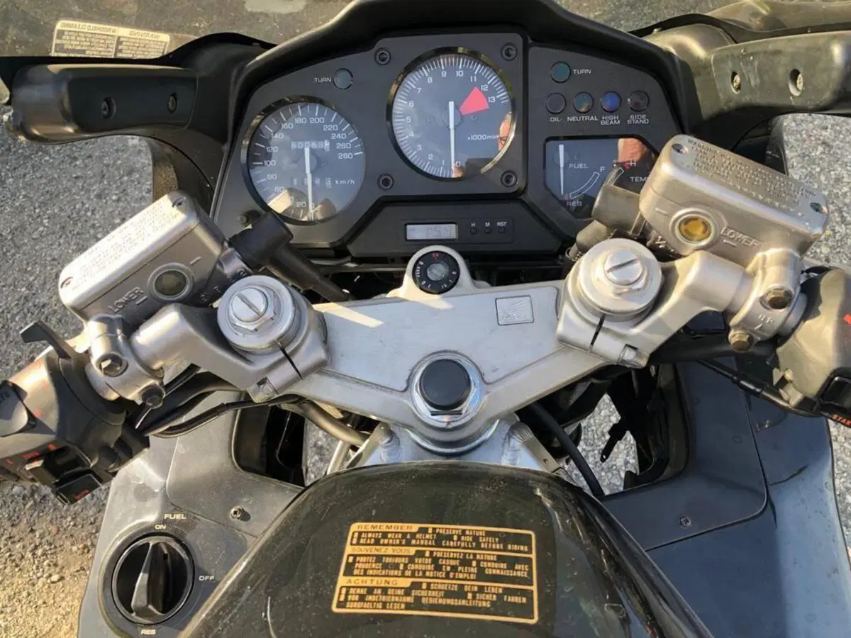 Honda VFR750F (3)