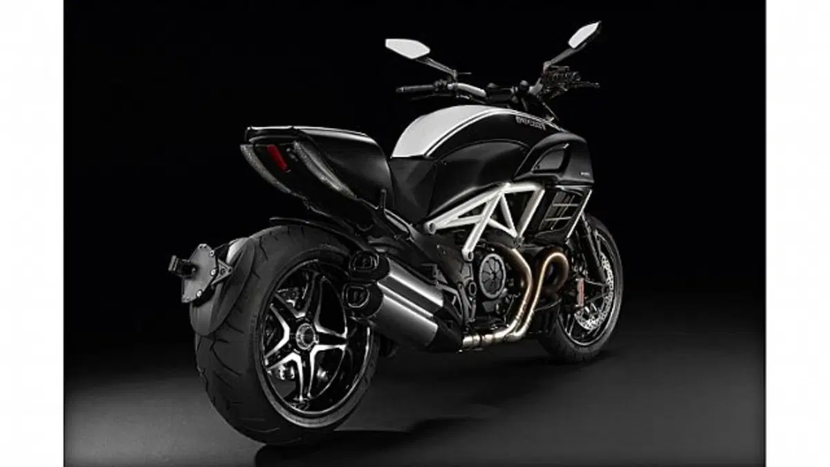 Ducati Diavel 1200 Diavel 1200 AMG (2012) (4)