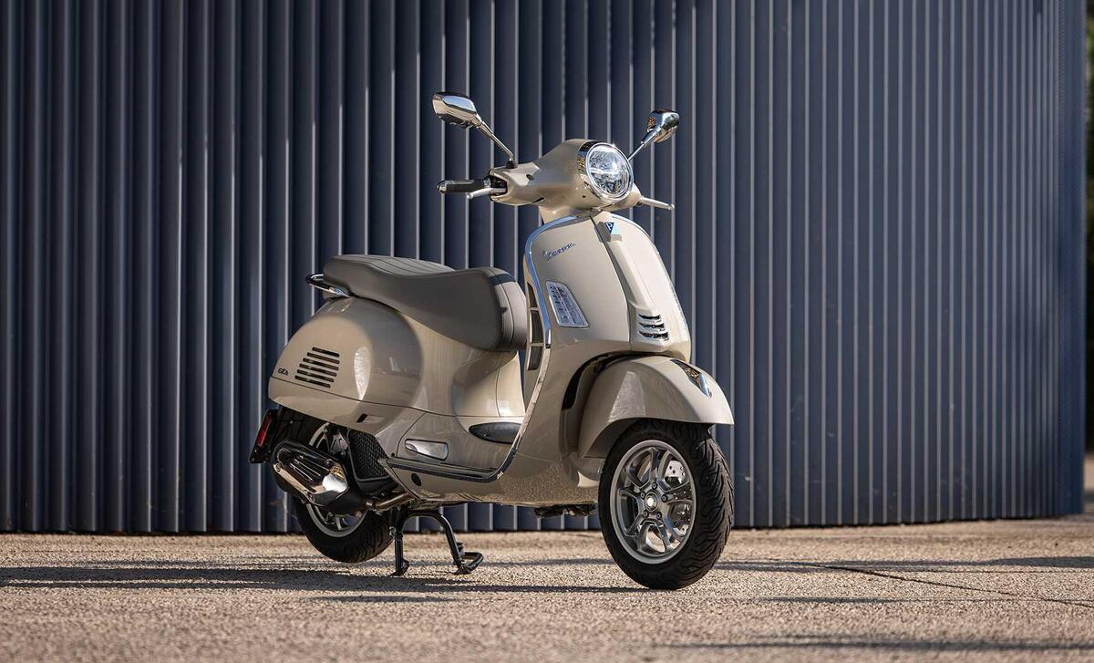 Vespa GTS 300 (2023 24), prezzo e scheda tecnica Moto.it
