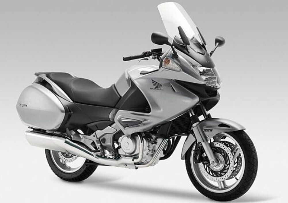 Honda Deauville 700 ABS (2)